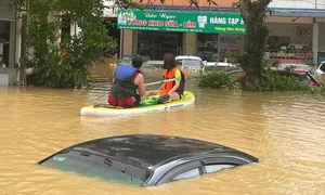 Hàng nghìn người Thái Nguyên cầu cứu trong nước lũ